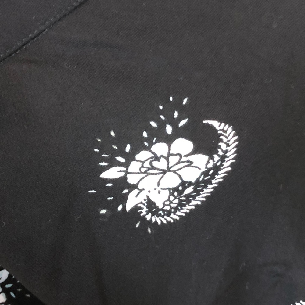 Torrid Criss Cross v-neck floral print blouse - Picture 5 of 7